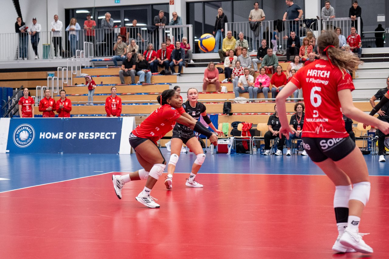 Stralsund versucht, mit seinen Aufschlägen gleich Druck zu machen. Da ist eine sichere Annahme bei den Roten Raben gefragt