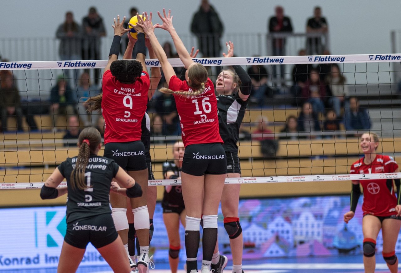 Die Raben-Spielerinnen kämpften mit aller Macht um jeden Ball.